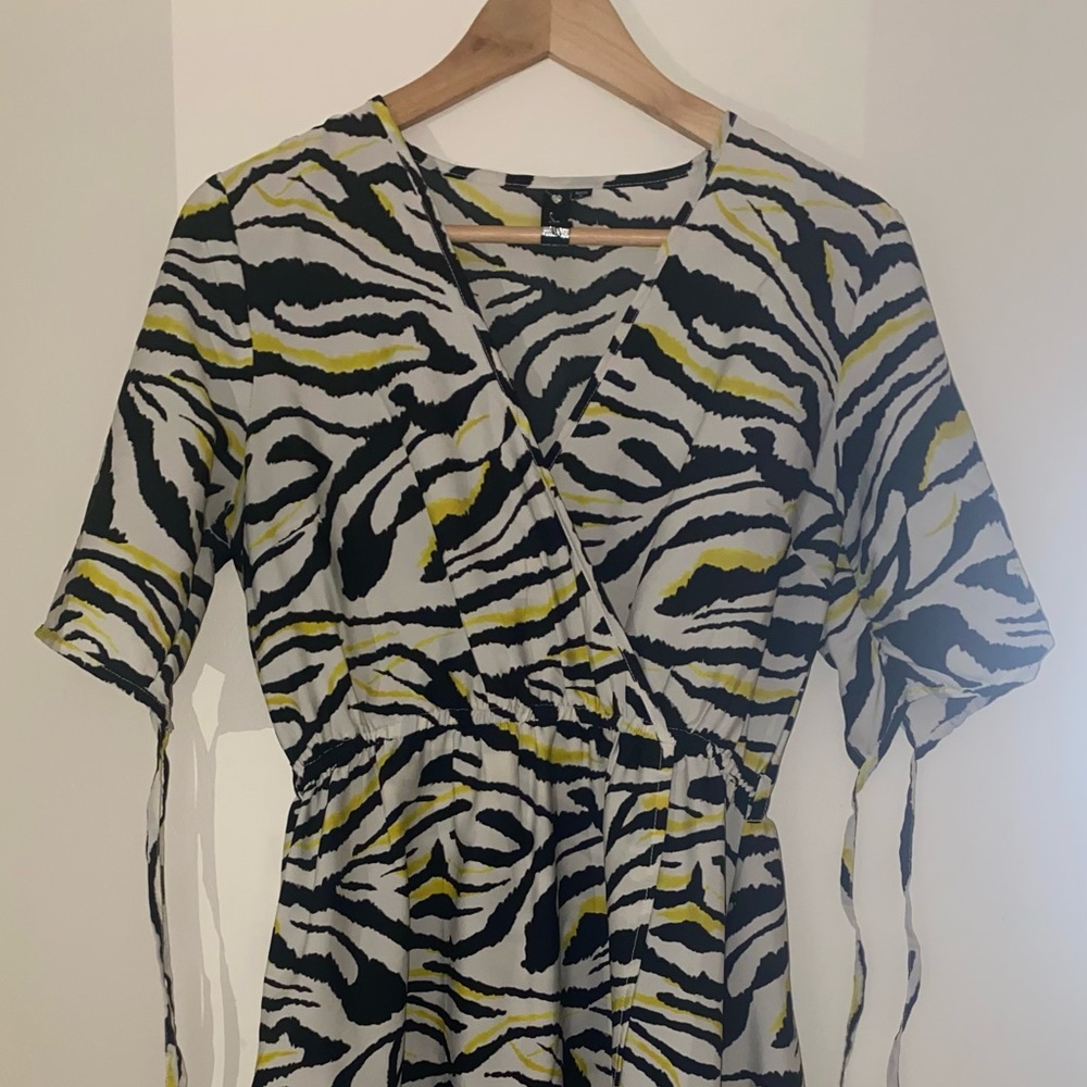 Confortable dress ! Cute for any occasion. Black, white and yellow fits lovely